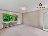 Schlafzimmer mit Einbauschränken und Zugang zum Außenbereich