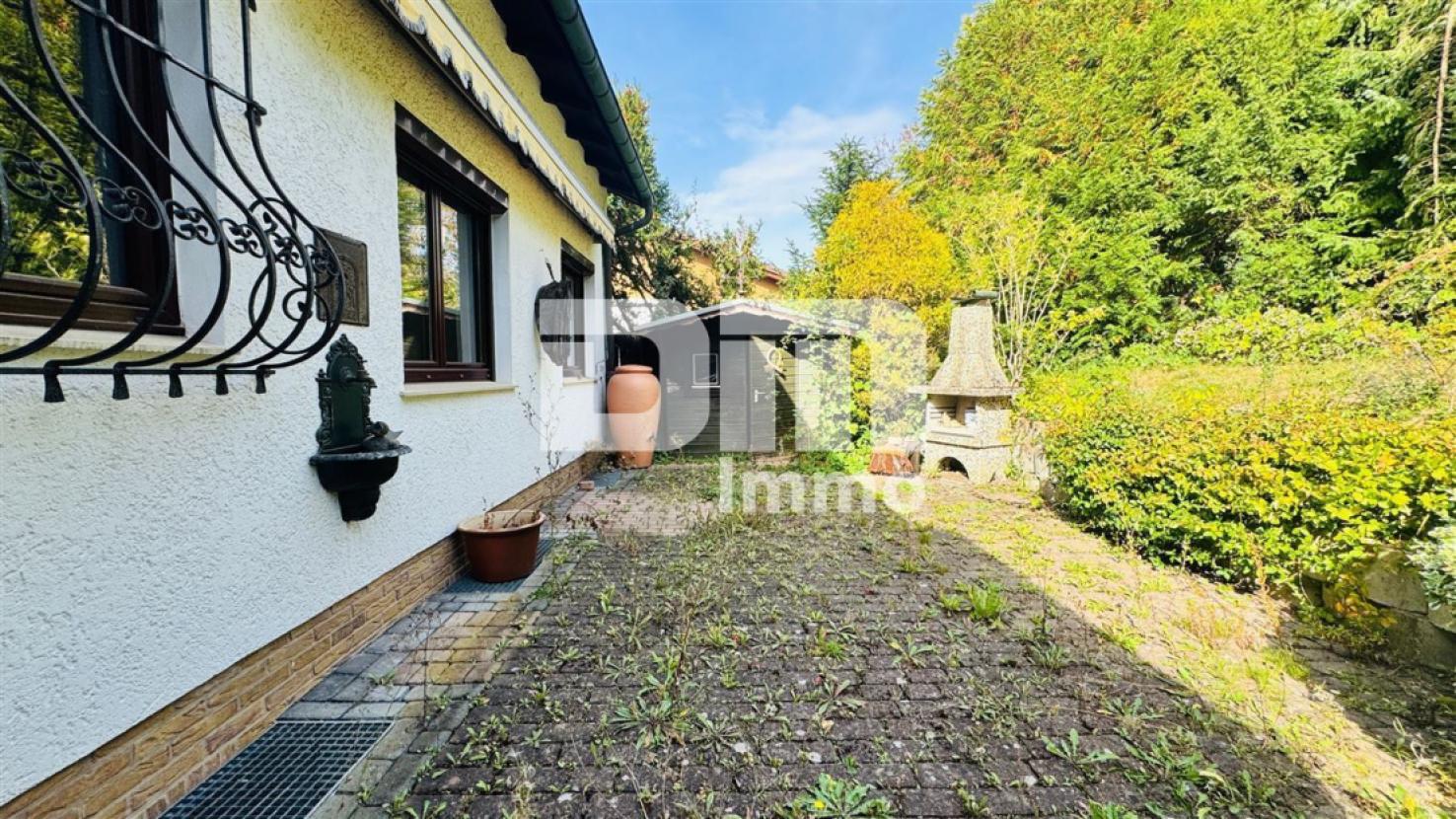 Terrasse hinter dem Haus / Gartenhaus
