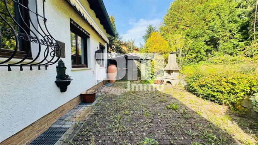 Terrasse hinter dem Haus / Gartenhaus