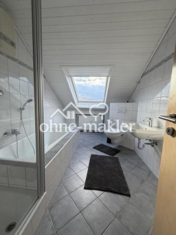 Bad mit Dusche und Badewanne