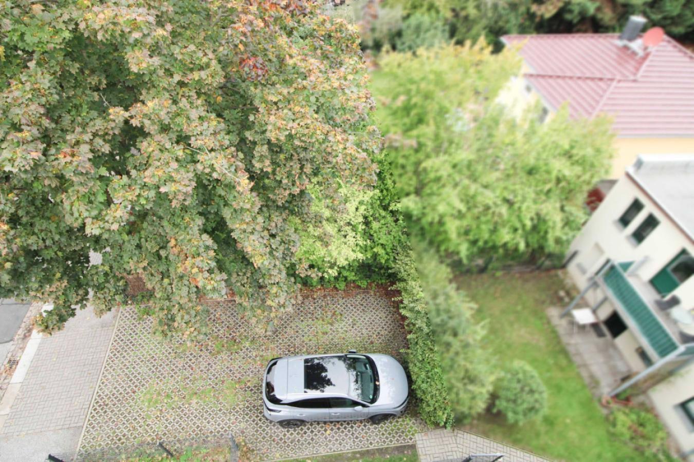 Blick auf Stellplatz von Dachterrasse