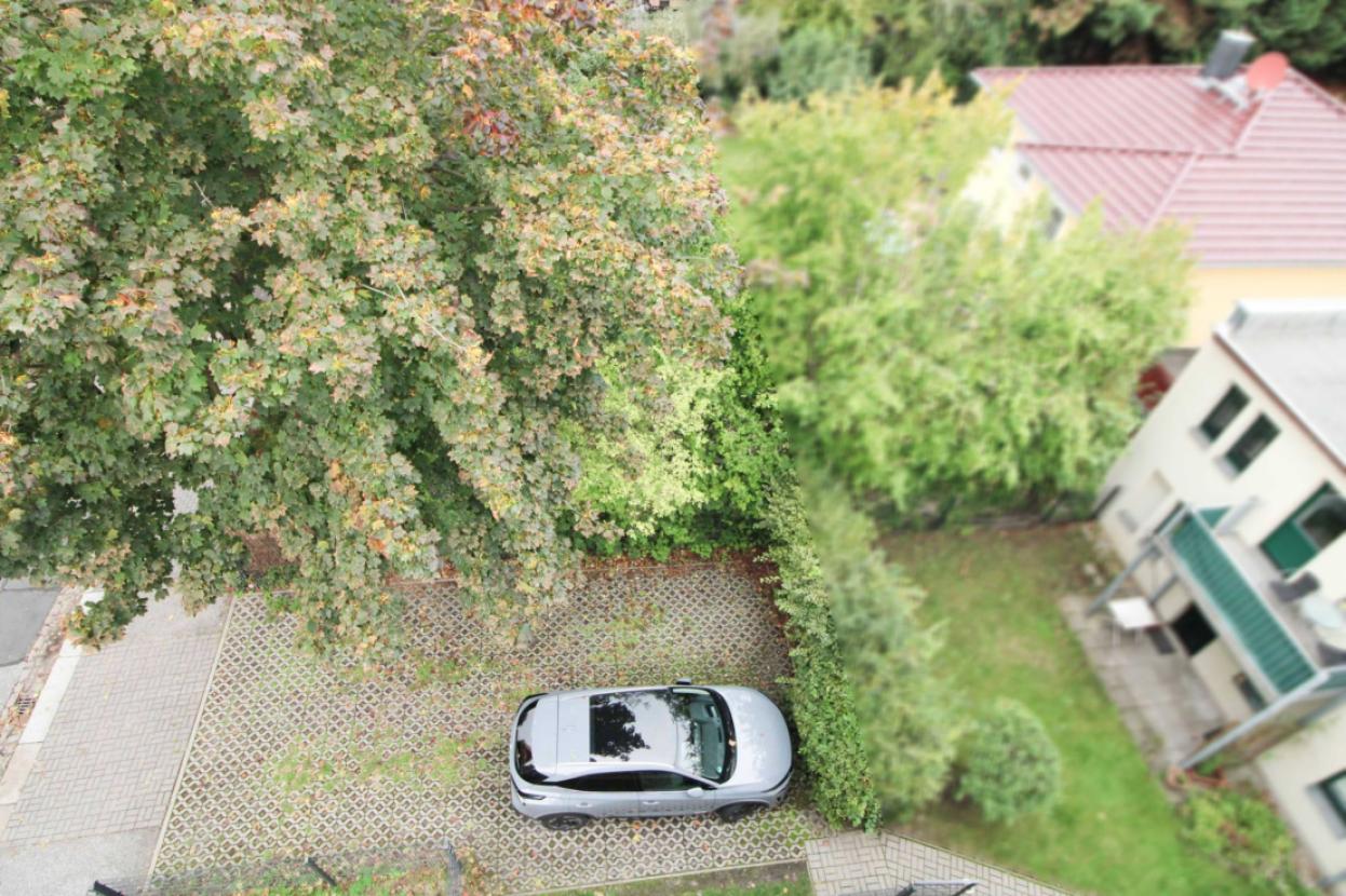 Blick auf Stellplatz von Dachterrasse