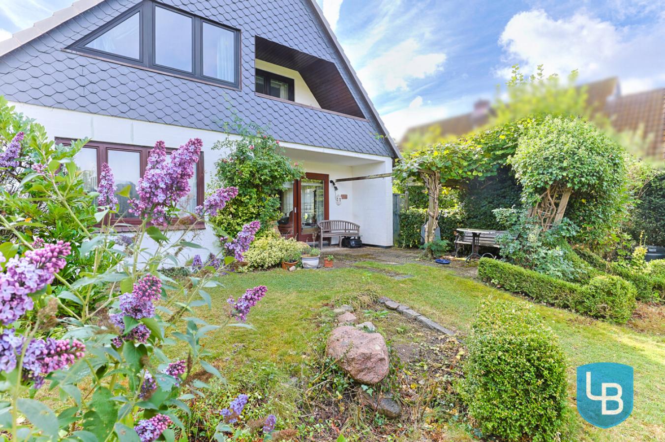 Blick zum Haus aus dem Garten