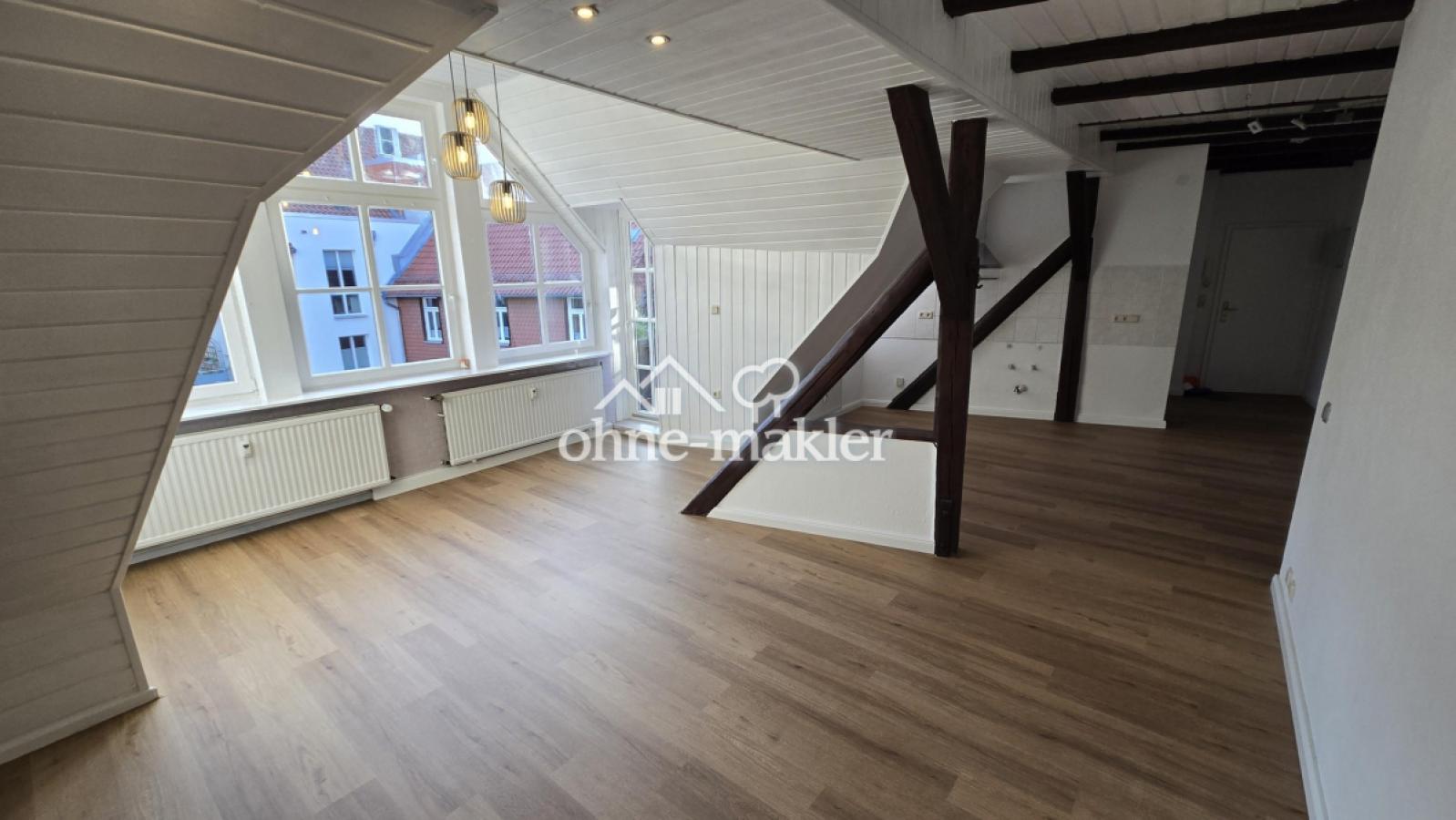 Wohnzimmer mit Balkonzugang