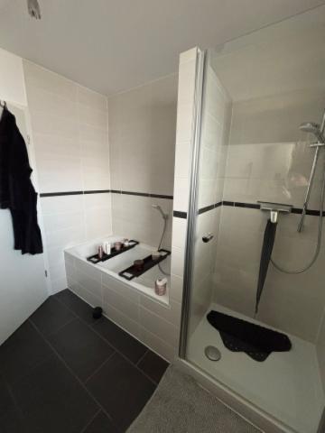 ...mit Wanne und Dusche