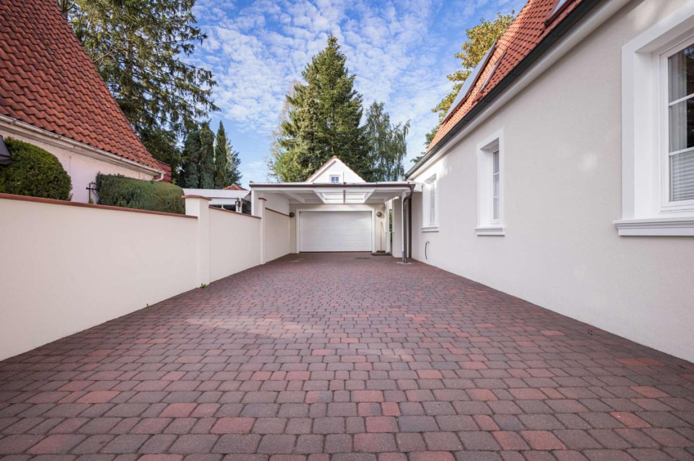 Einfahrt, Carport & Garage
