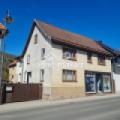 Wohnhaus mit Laden im Ortskern