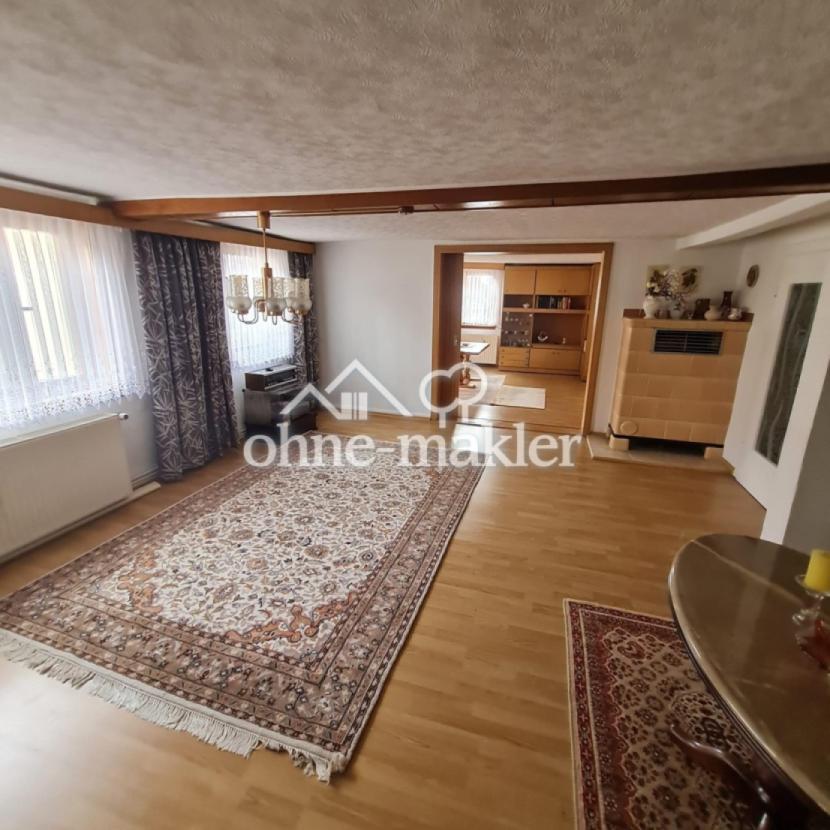 Wohnzimmer mit Kachelofen (OG)