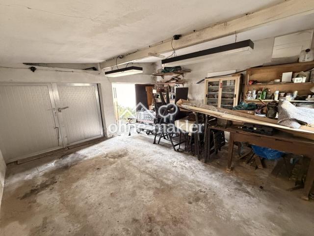 Doppelgarage mit Werkstattecke