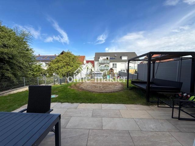 Terrasse und oberer Garten