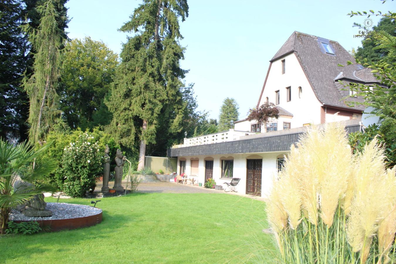 Historischer Bahnhof zu verkaufen. Arbeiten und Wohnen in der Natur