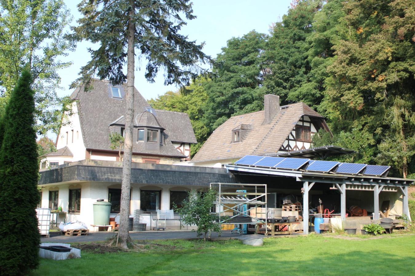 Seitliche Ansicht vom Garten