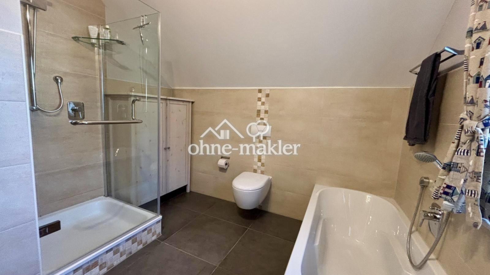 Bad mit WC und Dusche