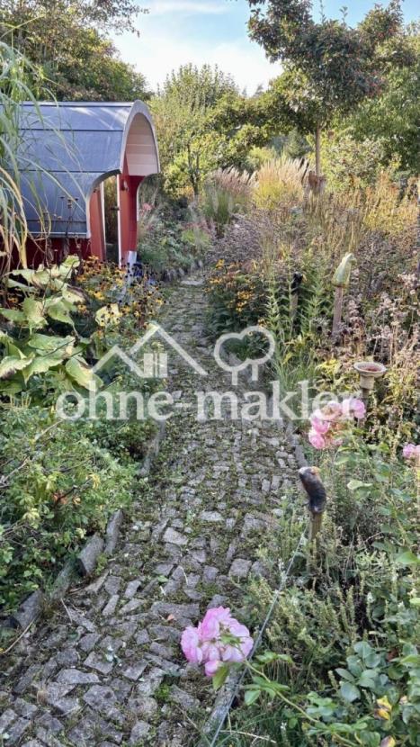 Gartenweg zur Sauna