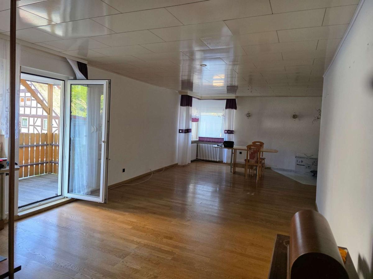 Wohnzimmer mit Zugang zum Balkon