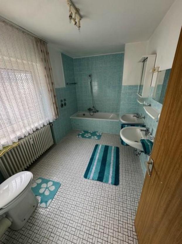 15 Bad mit Wnne und Duschmöglichkeit Doppelwaschbecken und WC