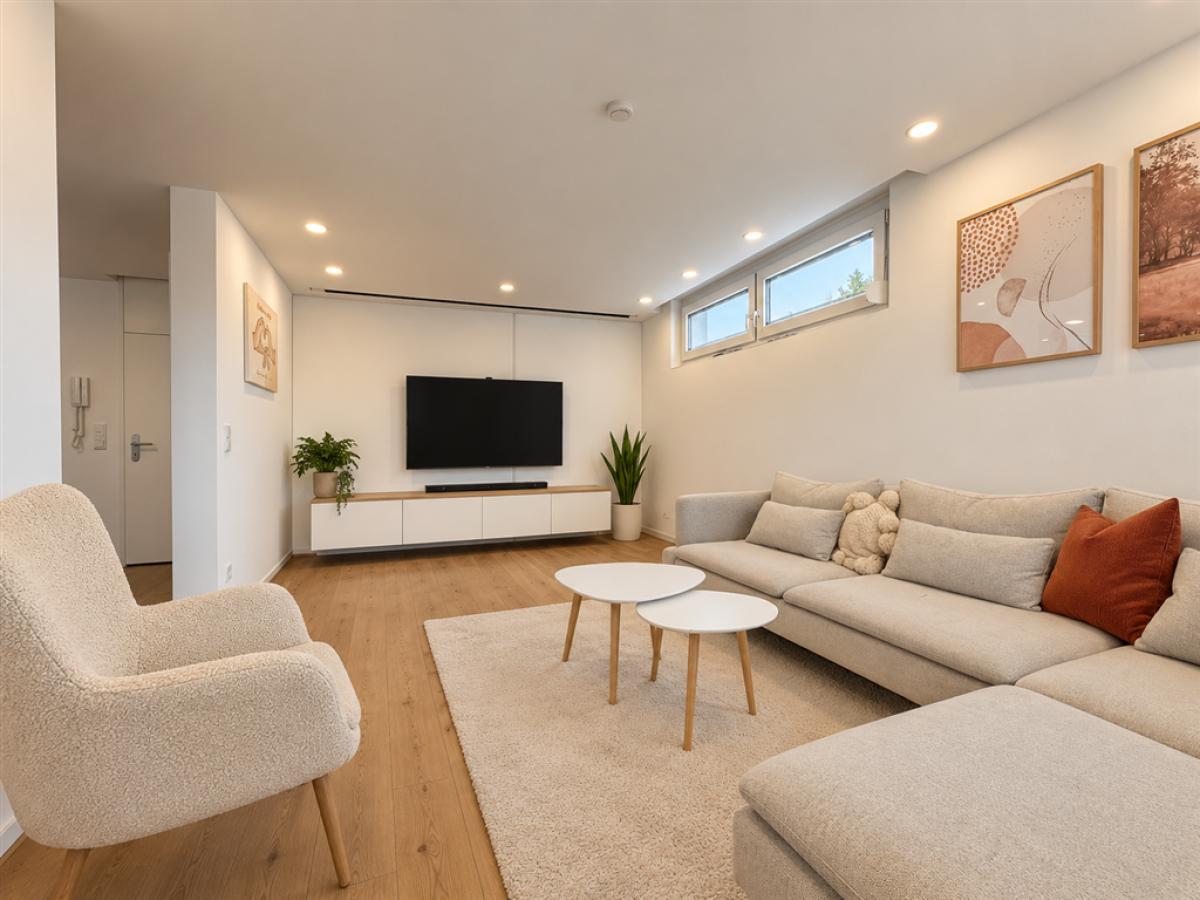 Helles, modernes Wohnzimmer mit Pflanzen