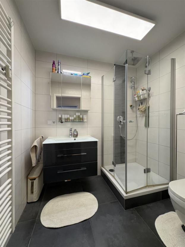 Modernes Badezimmer mit Dusche