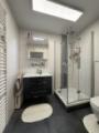 Modernes Badezimmer mit Dusche