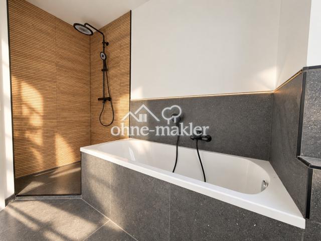 Dusche und Badewanne