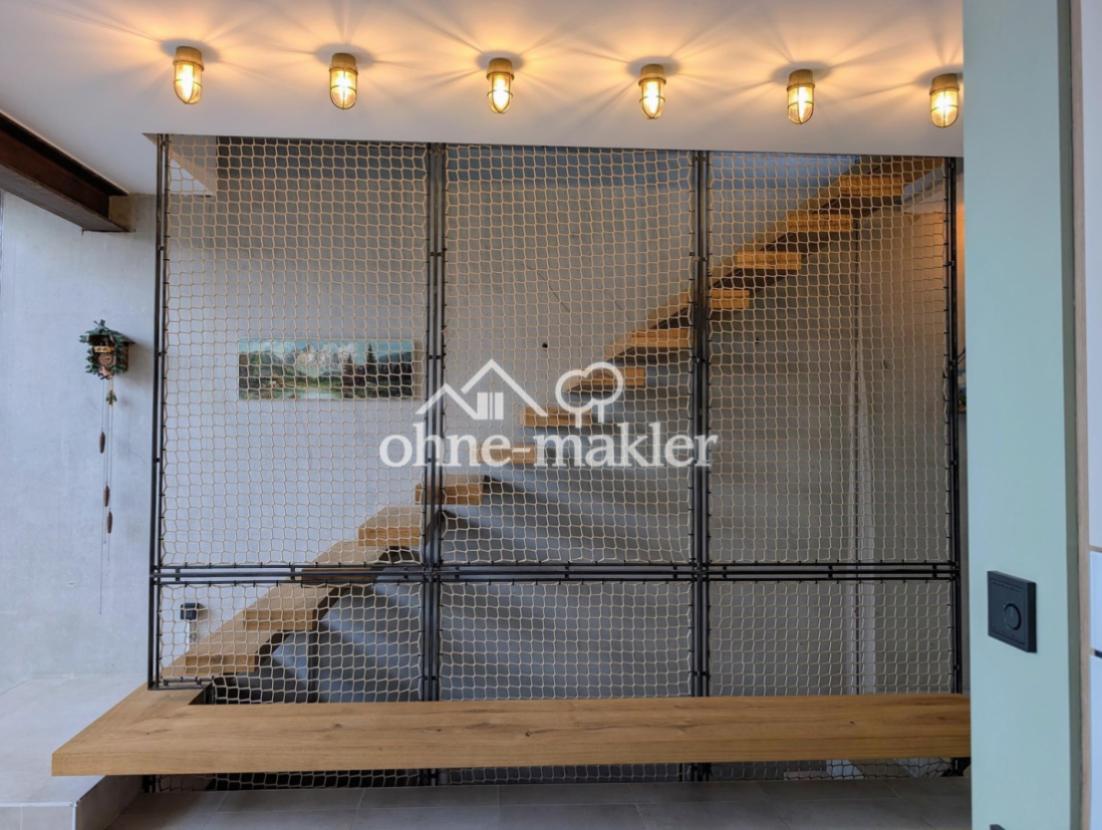 Holztreppe mit Sitzbank