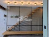Holztreppe mit Sitzbank