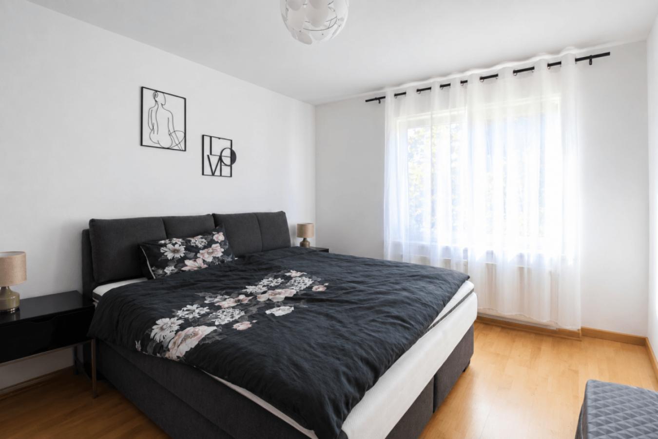 Schlafzimmer (KI-Aufgeräumt)