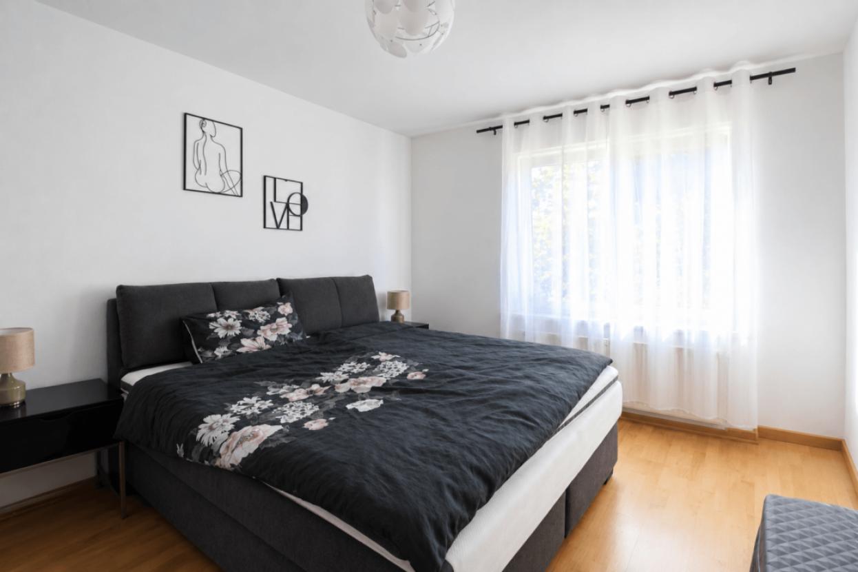 Schlafzimmer (KI-Aufgeräumt)