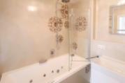 Badezimmer mit Jacuzzi