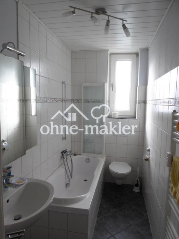 Das Badezimmer mit Fenster