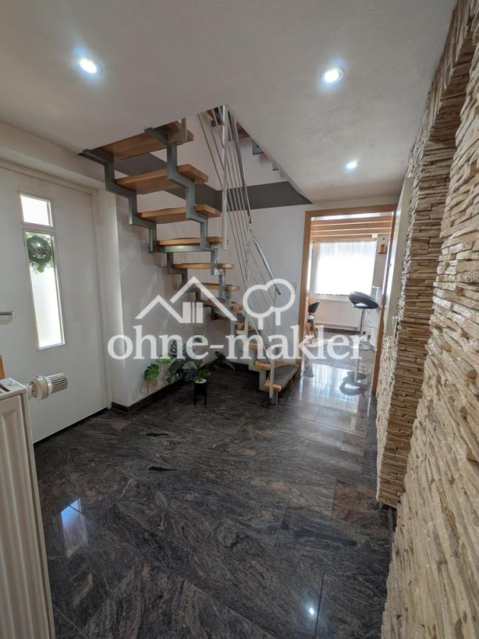 Treppenaufgang / Blick Küche