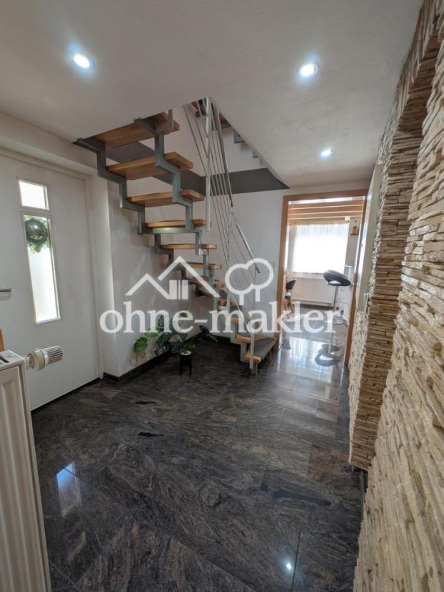 Treppenaufgang / Blick Küche