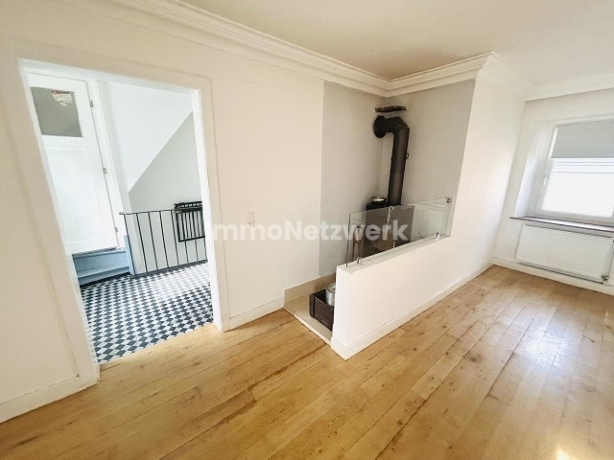 OG Zimmer Wohnen mit Kamin