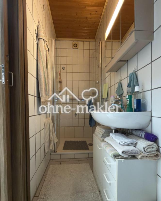 Badezimmer mit Dusche im EG