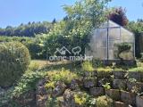 Garten mit Gewächshaus