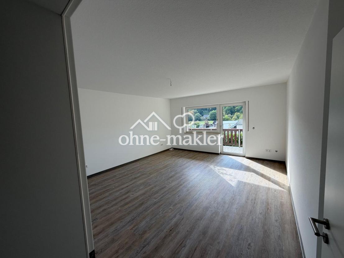Wohn-/Esszimmer mit Balkon