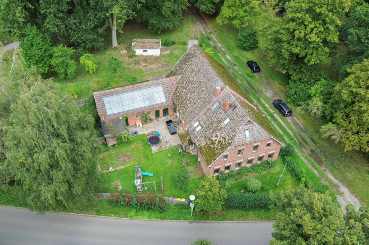 Luftansicht Straßenseite