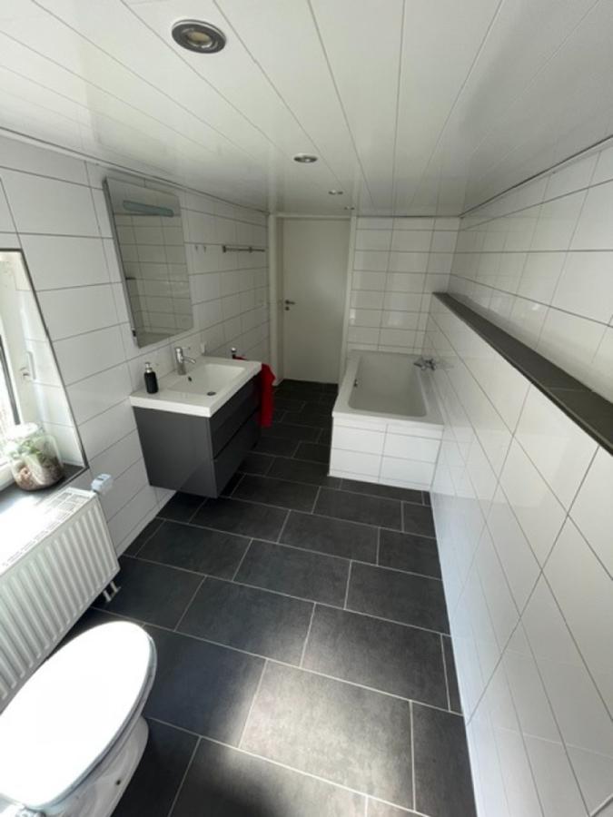 Bad mit Wanne (Haupthaus) EG