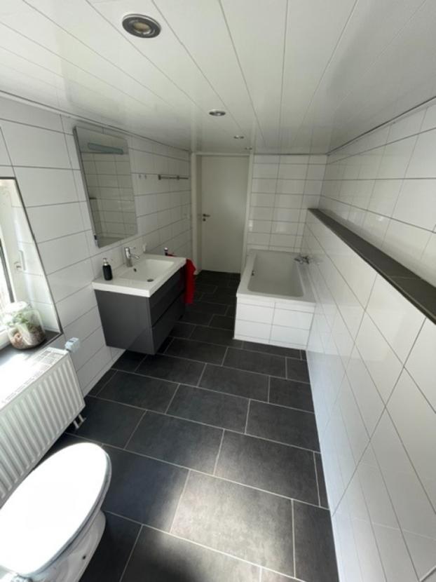 Bad mit Wanne (Haupthaus) EG