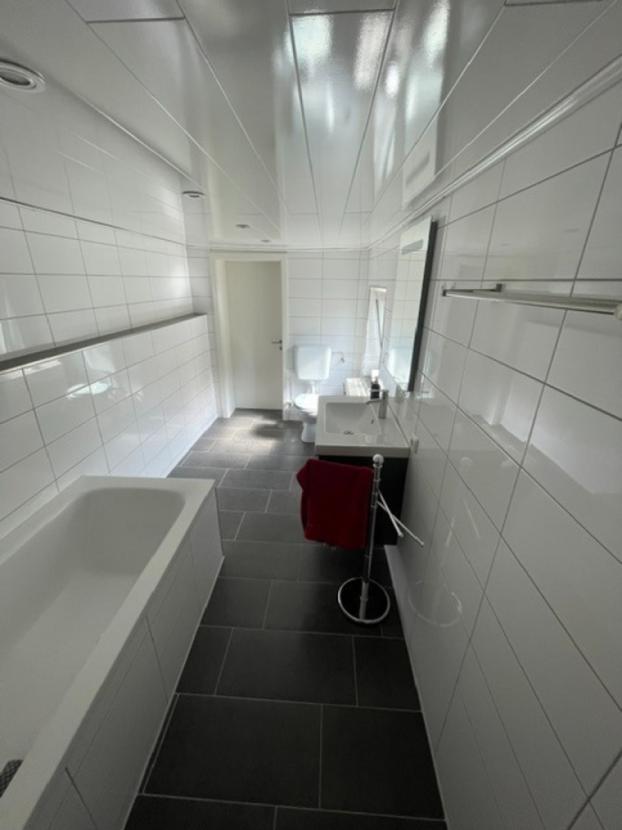 Bad mit Wanne (Haupthaus) EG