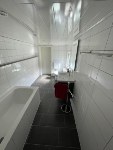 Bad mit Wanne (Haupthaus) EG