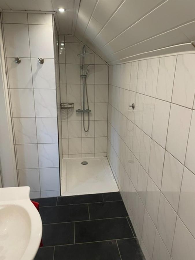 Bad mit Dusche (Haupthaus) DG