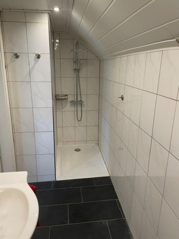 Bad mit Dusche (Haupthaus) DG