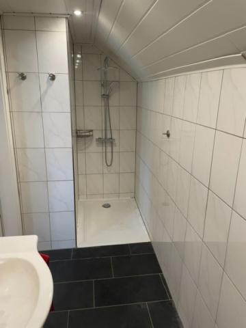 Bad mit Dusche (Haupthaus) DG