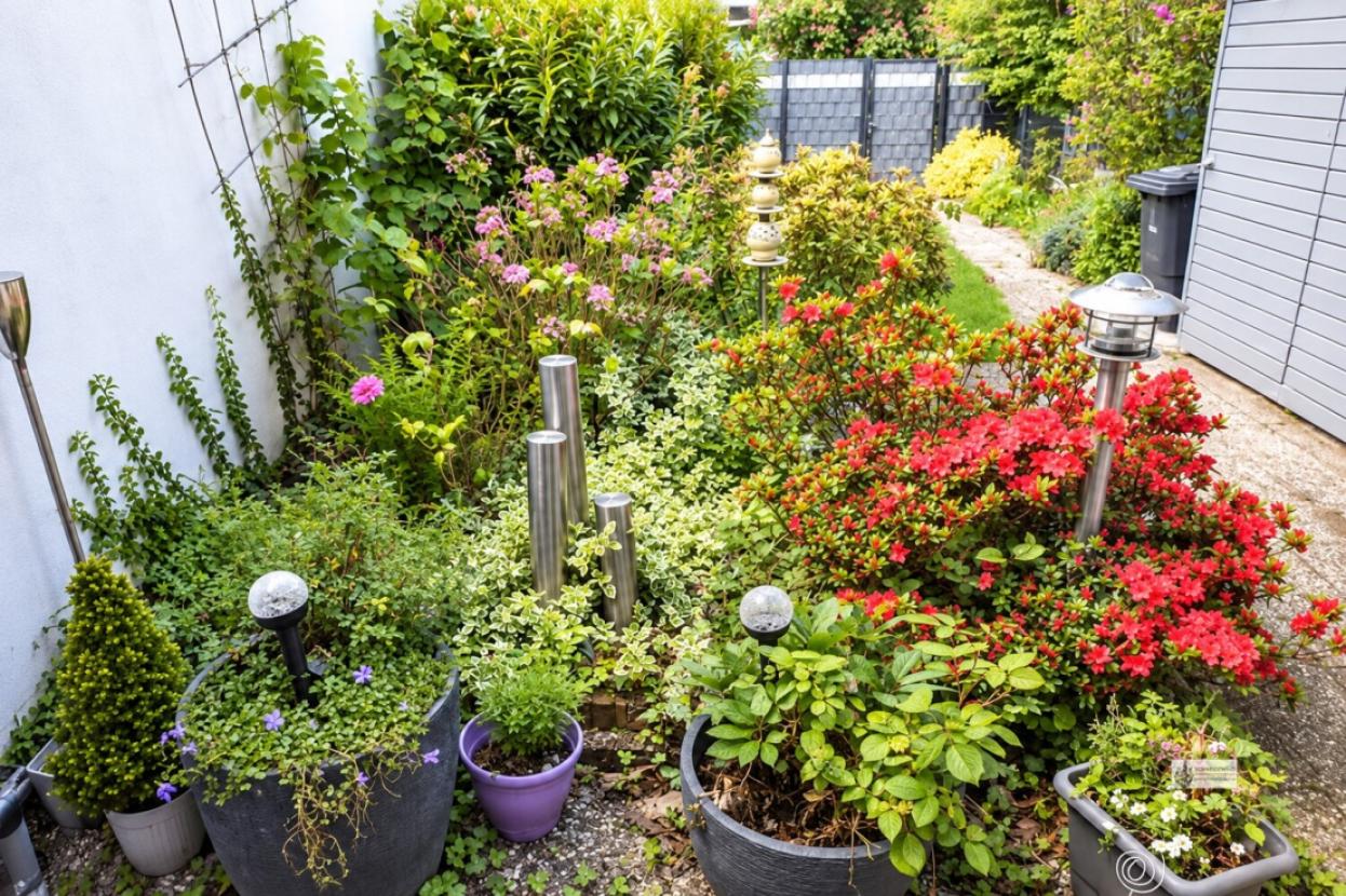 14 Hübsch angelegter Garten mit Wasserspiel und Leuchtsystemen