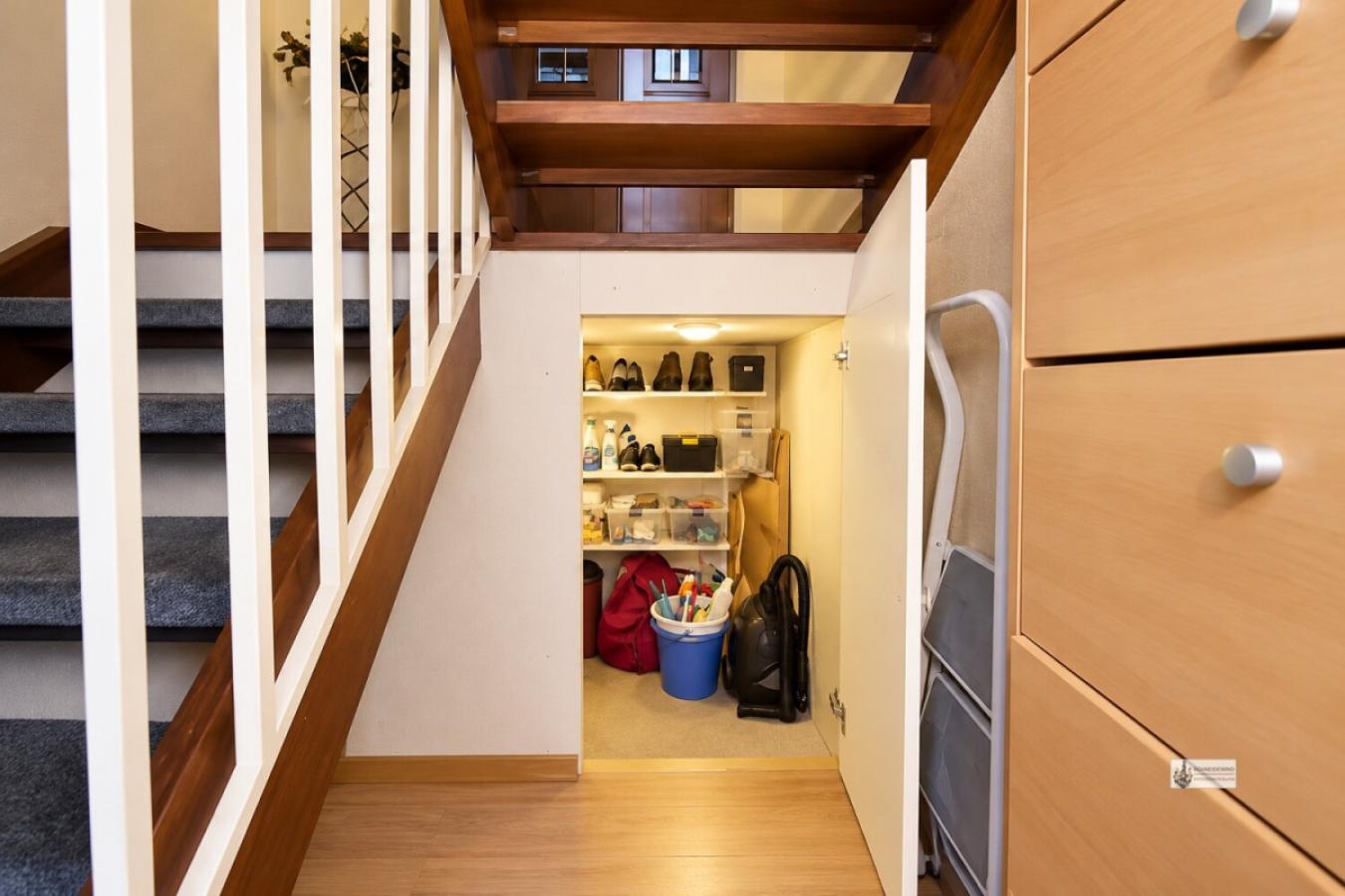 Stauraum unter der Treppe