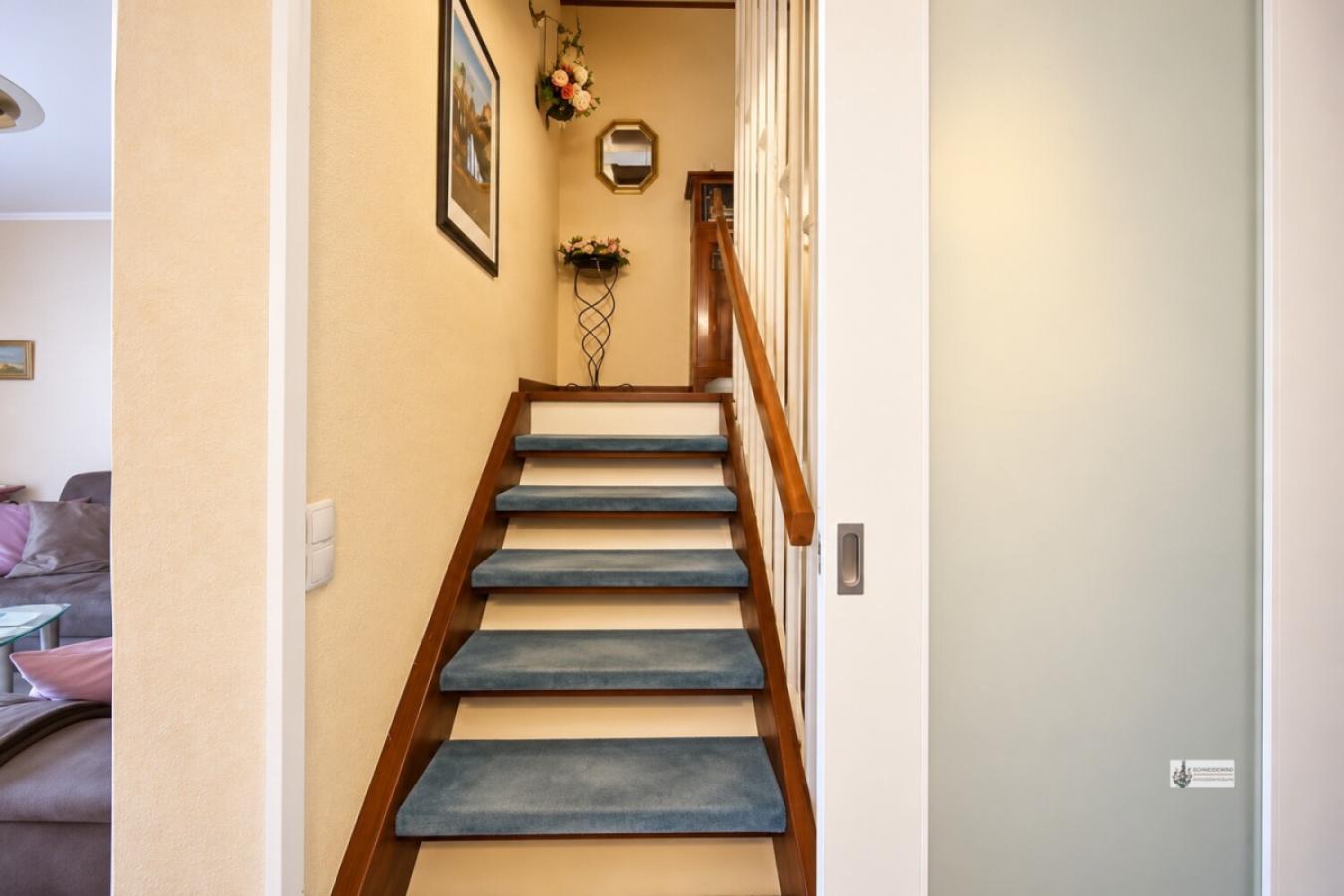 Treppe ins OG mit Schiebetür verschließbar