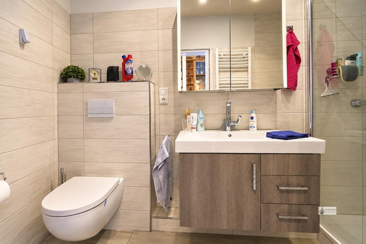 Badezimmer mit Dusche