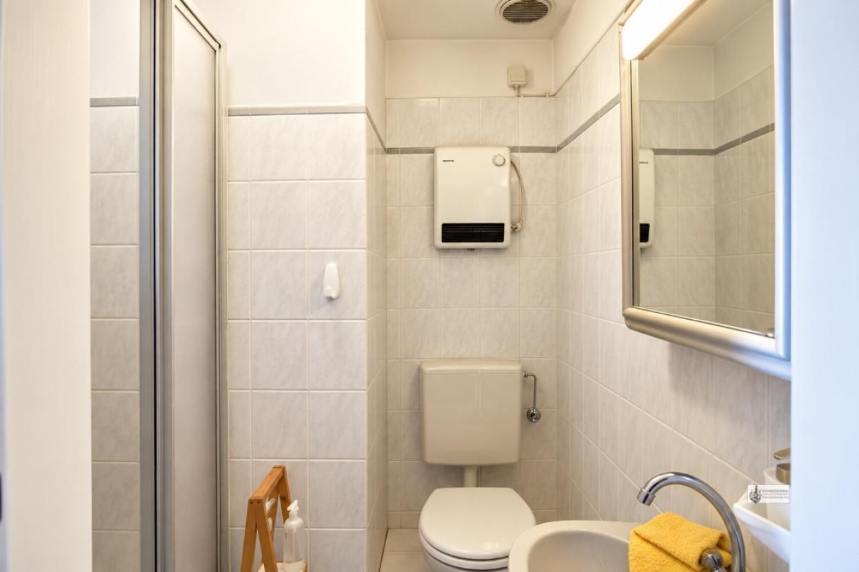 Bad mit Dusche und Lüfter im DG