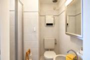 Bad mit Dusche und Lüfter im DG